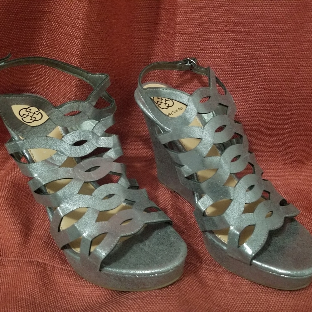 Brand new Daisy Fuentes wedge hills size 12